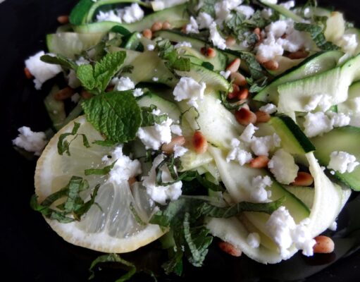 Salade de courgette menthe feta et pignons