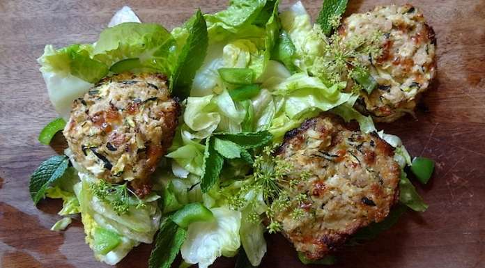 Croquettes thon courgette prêtes à être dégustées avec une salade