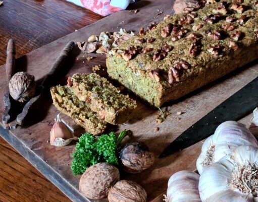 Cake céto ail, persil et noix