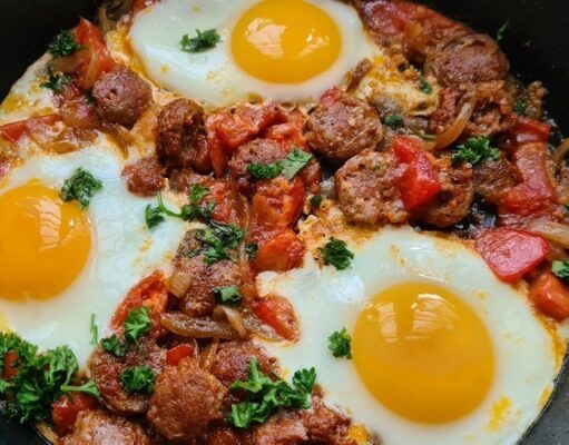 Oeufs aux saucisses épicées (Turkménistan)